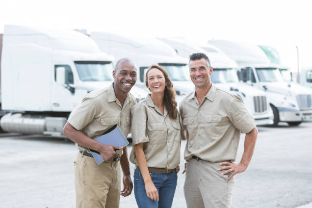 drei multi-ethnischen arbeiter vor sattelzügen - computer manual worker truck driver truck stock-fotos und bilder