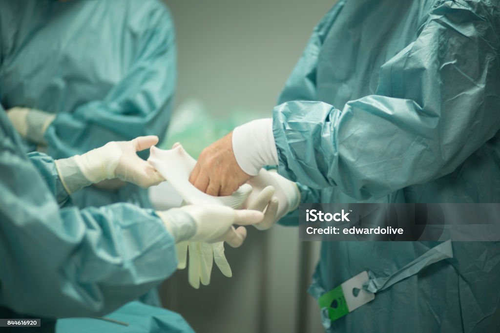 Chirurg in der Krankenhauschirurgie in sterilen Uniform-"Peelings" in der Notaufnahme des Operationssaals bei chirurgischen Operationen. - Lizenzfrei Schutzhandschuh Stock-Foto