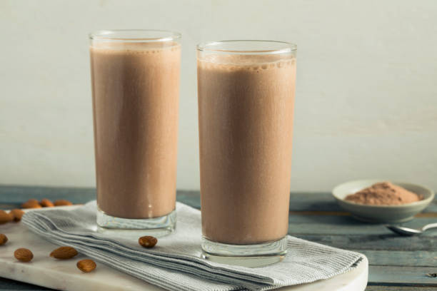 zdrowe domowe czekoladowe białko shake - smoothie banana smoothie milk shake banana zdjęcia i obrazy z banku zdjęć