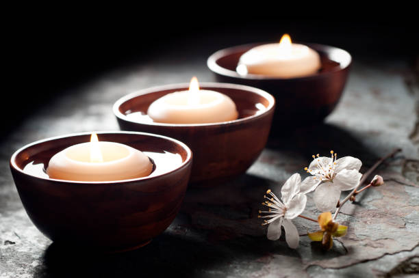 velas flotantes en el spa zen - floating candle fotografías e imágenes de stock