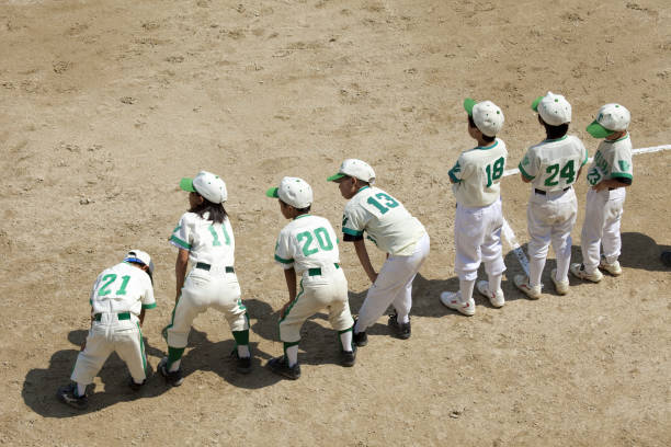 pelotero chico duplicado - campeonato deportivo juvenil fotografías e imágenes de stock