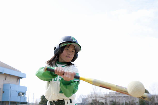 batting baseball mädchen - baseball hitting baseball player child stock-fotos und bilder