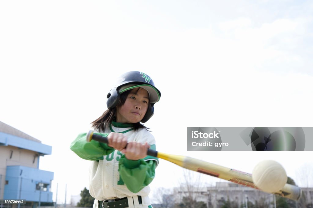 타격 야구 소녀 - 로열티 프리 야구 스톡 사진