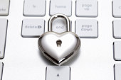 herz-tasten-und-tastatur.jpg?b=1&s=170x170&k=20&c=pHsp2YNAUGDeco_wEoN-I86_kK1mV8KPlMS8tkOPJQE=