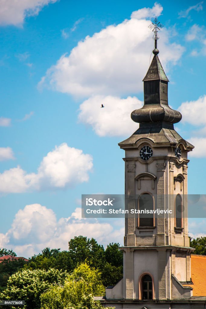 Torre de la iglesia ortodoxa con el reloj bajo un cielo azul con nubes y aves volando - Foto de stock de Aire libre libre de derechos