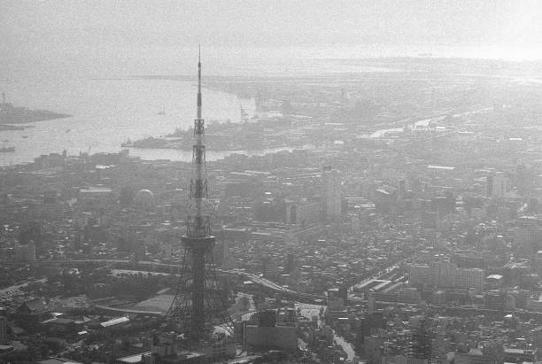 港区上空 - tokyo tower ストックフォトと画像