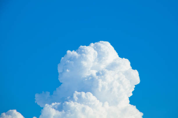 cumulonimbus nuvole e cielo blu - massa di nuvole foto e immagini stock