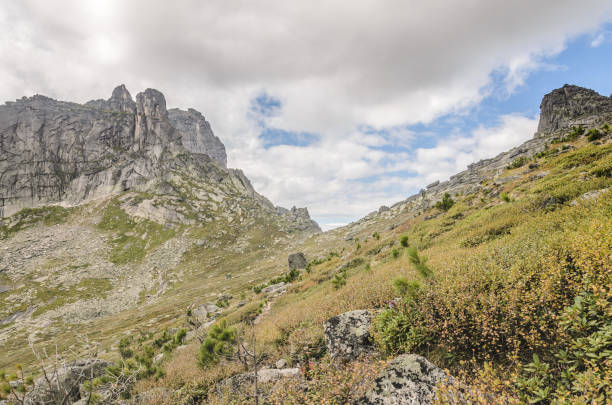 дневной пейзаж, вид на горы и скалы, эргаки - ergaki стоковые фото и изображения