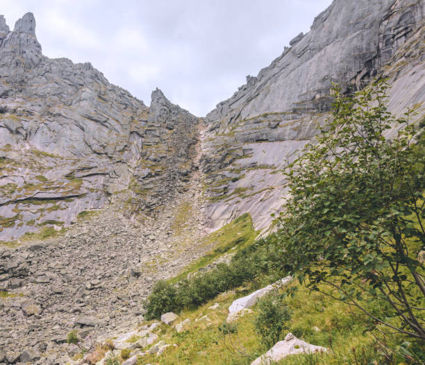 дневной пейзаж, вид на горы и скалы, эргаки - ergaki стоковые фото и изображения