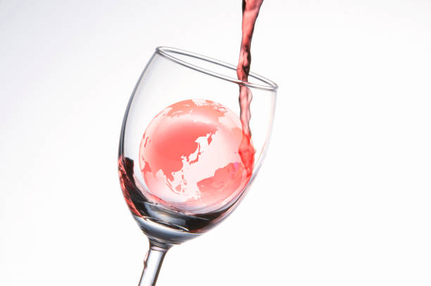 vino y la tierra - wine red wine pouring wineglass fotografías e imágenes de stock
