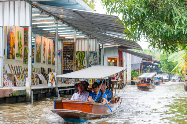 schwimmender markt, bangkok, thailand - stand up paddling stock-fotos und bilder