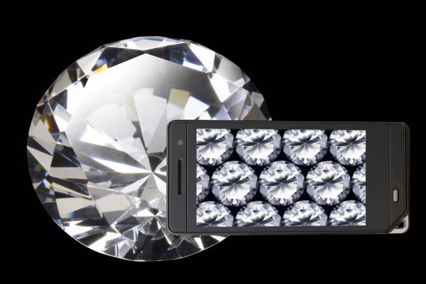 istock Diamond pictures on the mobile screen 845042492