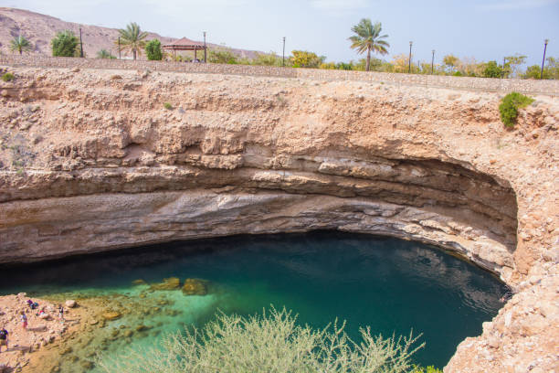 hawiyat najm 公園の美しい湖 bimmah シンクの穴 - sinkhole sinkhole hawiyat najm park cliff ストックフォトと画像