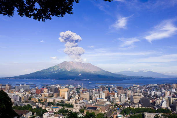 sakura-jima federn erhöhen und kagoshima city - eruption stock-fotos und bilder