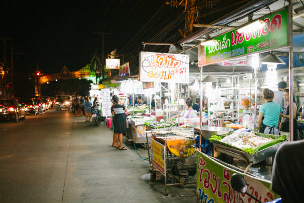 mercado noturno de chumphon na tailândia, variedade de frutos do mar - chumphon - fotografias e filmes do acervo