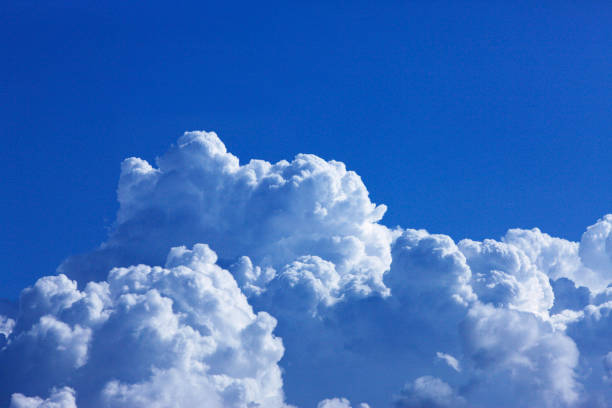 возвышающиеся облака летом - blue sky cumulonimbus cloud стоковые фото и изображения
