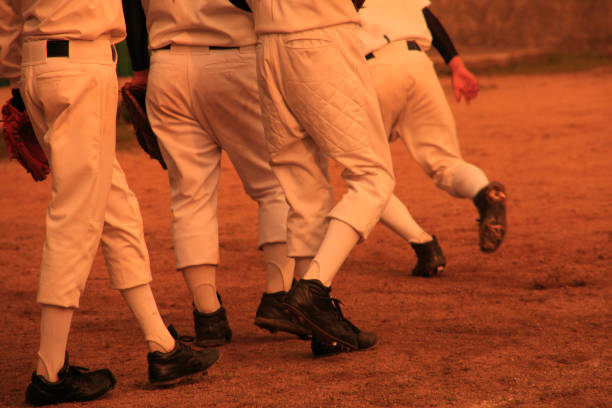 piedi da baseball - high school baseball foto e immagini stock