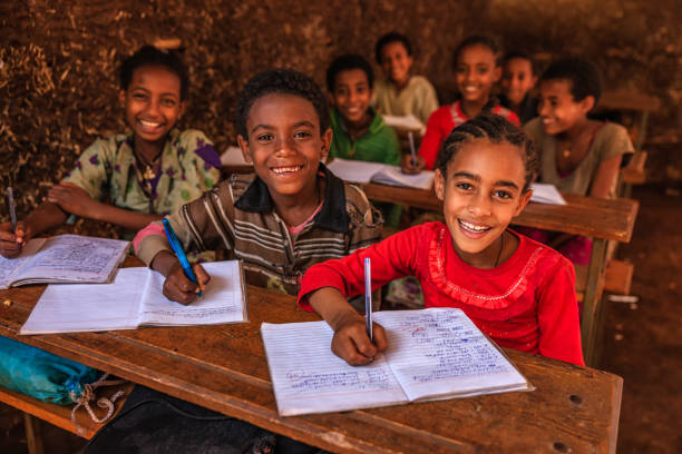 niños africanos durante la clase, la áfrica del este - africa child village smiling fotografías e imágenes de stock
