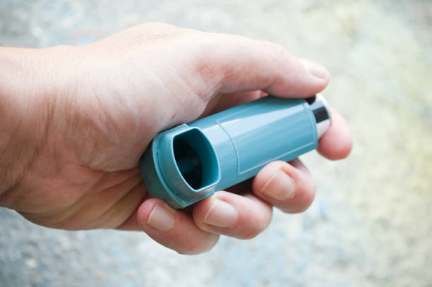 istock hand with asthma aerosol in outdoor 845133120