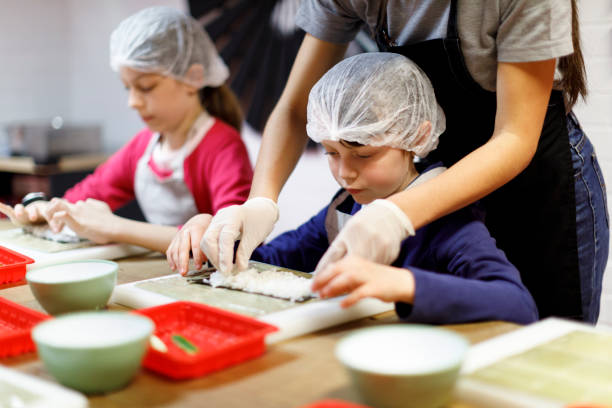 cooking classes for kids - home economics class imagens e fotografias de stock