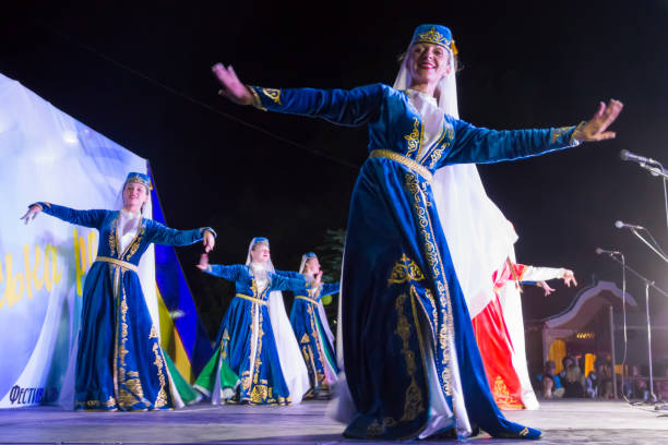 터키 전통 의류에 댄서 국가 문화 축제 기간 동안 무대에서 수행 - people russia indigenous culture women 뉴스 사진 이미지