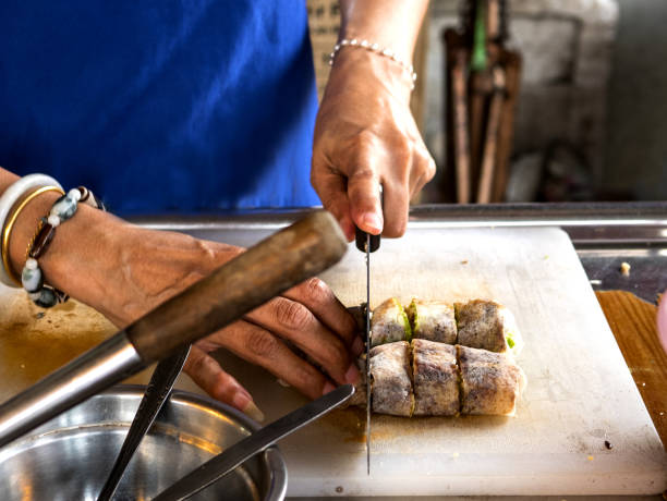 Popiah or Poh piah is a Teochew-style spring roll filling comprises grated sweet potato, lettuce leaf, beancurd, egg bits, grated carrot, a dash of chilli paste and sweet sauce and a sprinkling of fried onions. popiah o poh piah es que un relleno de rollito de primavera de teochew-estilo compone de camote rallado, hojas de lechuga, beancurd, pedacitos de huevo, zanahoria rallada, un chorrito de salsa de pasta y dulces de chile y una pizca de cebolla frita.