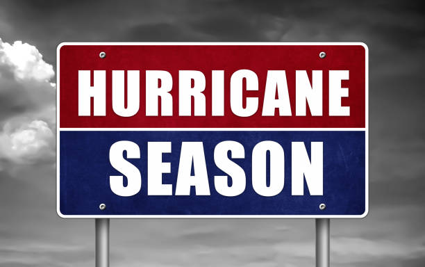saison des ouragans - panneau de signalisation avertissement - harvey photos et images de collection
