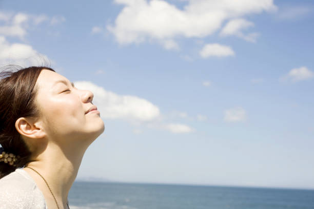istock Women see the sky 845195010