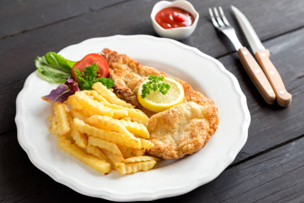 schnitzel mit pommes - schweineschnitzel - fotografias e filmes do acervo