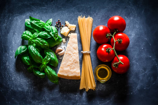 ingredienti per cucinare spaghetti tradizionali italiani su sfondo scuro - pasta whole wheat spaghetti raw foto e immagini stock