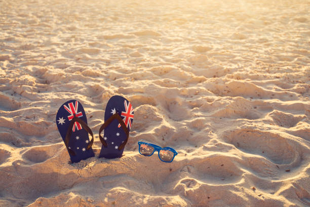 가죽 끈과 해변 모래에 선글라스 - australian flag flag australia horizontal 뉴스 사진 이미지