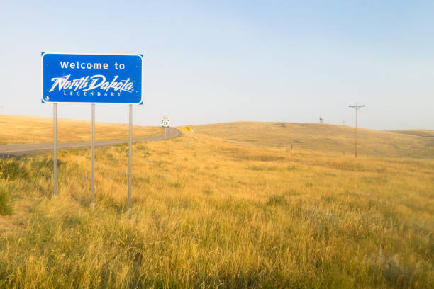 benvenuti nel leggendario cartello di ingresso stradale del north dakota - north dakota welcome sign road sign sign foto e immagini stock