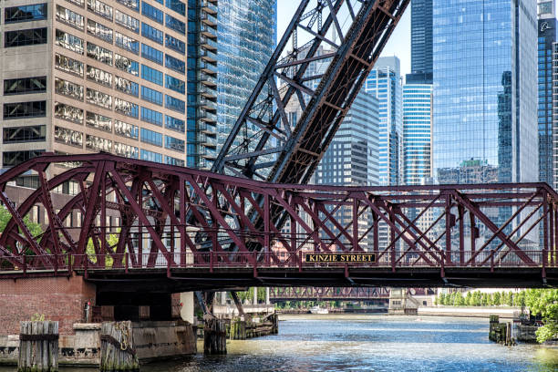 puente ferroviario calle kinzie, chicago - kinzie street railroad bridge fotografías e imágenes de stock