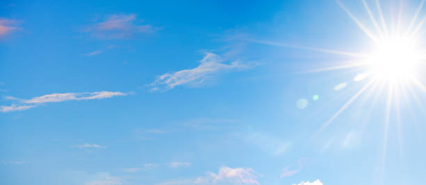 cielo azul con suaves nubes y el sol - sunbeam cloud panoramic sky fotografías e imágenes de stock