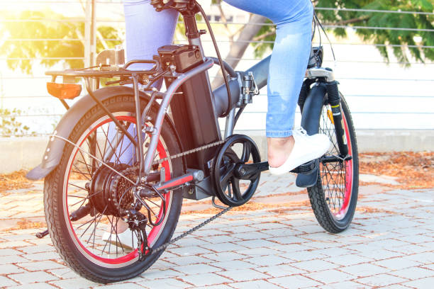 donne con e bike elettrica con vista lago - bicicletta elettrica foto e immagini stock
