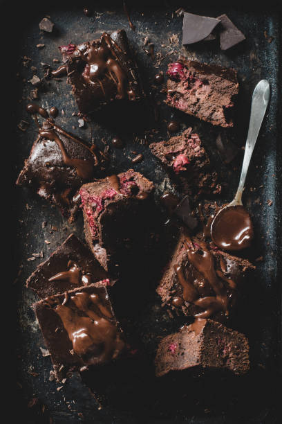 brownies de chocolate sobre fondo oscuro - black cherries fotografías e imágenes de stock