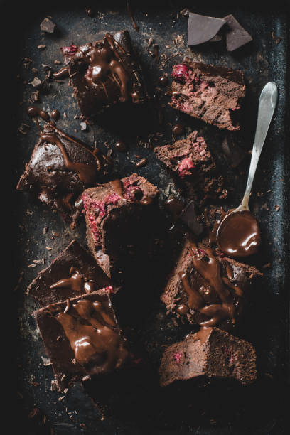 czekoladowe ciasteczka na ciemnym tle - black cherries zdjęcia i obrazy z banku zdjęć