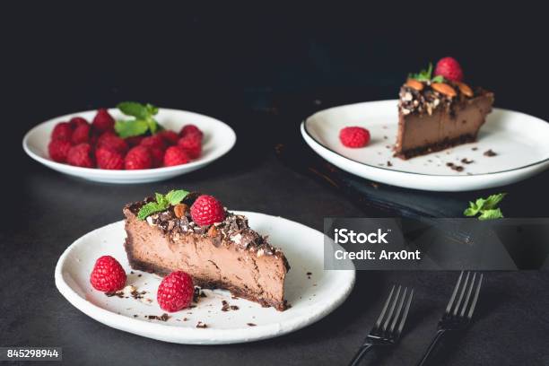 Schokoladenkäsekuchen Mit Himbeeren Und Minze Auf Dunklem Hintergrund Dekoriert Stockfoto und mehr Bilder von Bäckerei