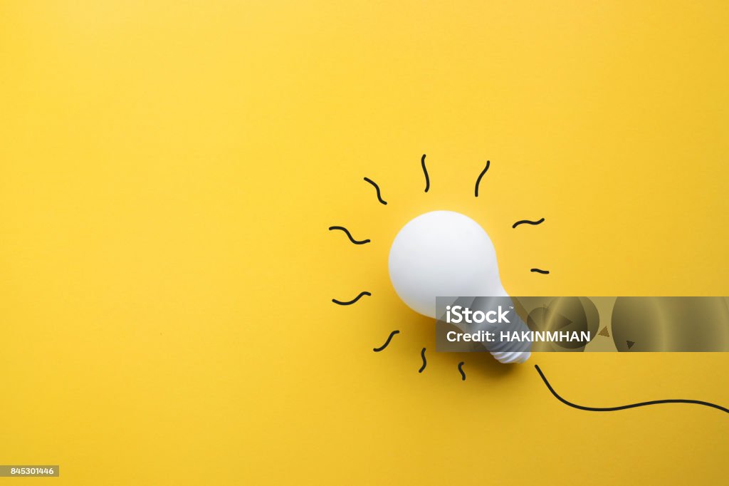 Ampoule blanche sur fond de couleur pastel. Créativité des idées - Photo de Marketing libre de droits