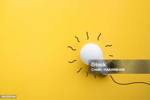 Witte Gloeilamp Op Pastel Kleur Achtergrond Ideeëncreativiteit Stockfoto en meer beelden van Marketing