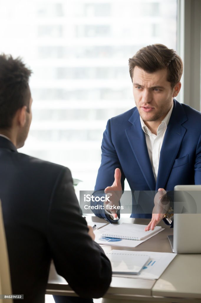 Concentré de CEO expliquant les perspectives au partenaire - Photo de Conseil libre de droits