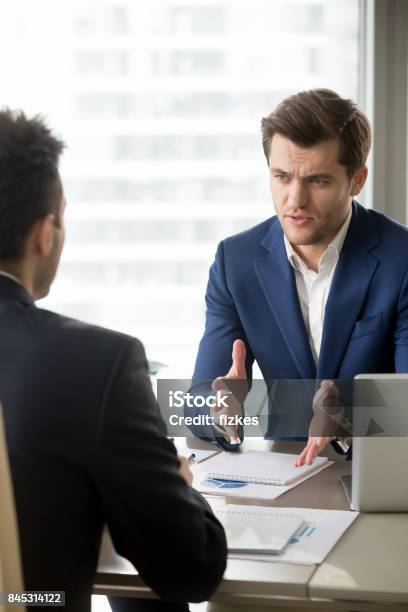 Photo libre de droit de Concentré De Ceo Expliquant Les Perspectives Au Partenaire banque d'images et plus d'images libres de droit de Conseil