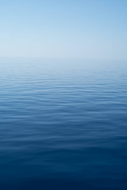 простое морское задняя земля изображение - спокойное место действия стоковые фото и изображения