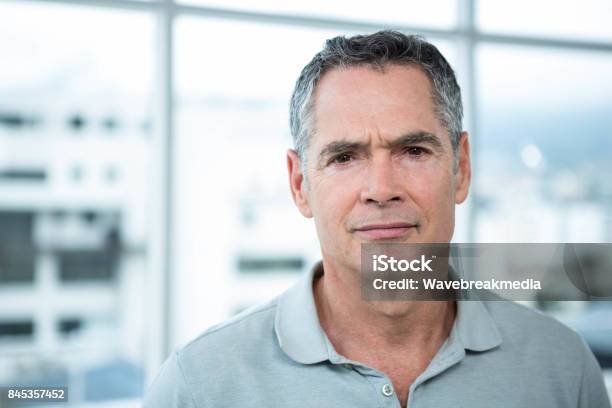 Hombre Mirando A La Cámara Foto de stock y más banco de imágenes de Hombres - Hombres, Serio, 55-59 años