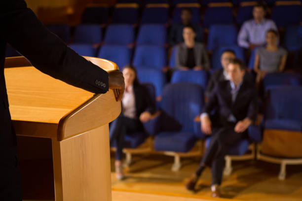 sección media del ejecutivo masculino dando un discurso - seminar business convention center meeting fotografías e imágenes de stock