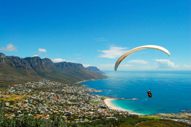 paragliding - kapstadt - südafrika - gleitschirmfliegen stock-fotos und bilder