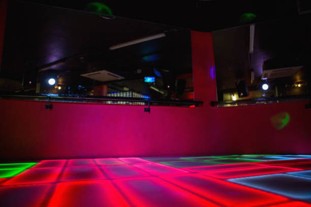 piste de danse disco lumineux rouge - dance floor dancing floor disco dancing photos et images de collection