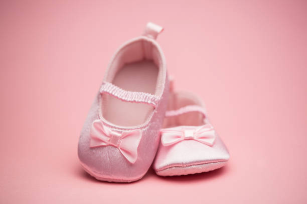 핑크 아기 신발 한 쌍을 보고 기뻐합니다 - baby booties studio shot horizontal shoe 뉴스 사진 이미지