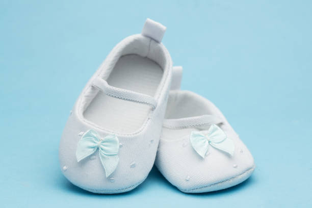 아기 옷 블루 리본 - baby booties studio shot horizontal shoe 뉴스 사진 이미지