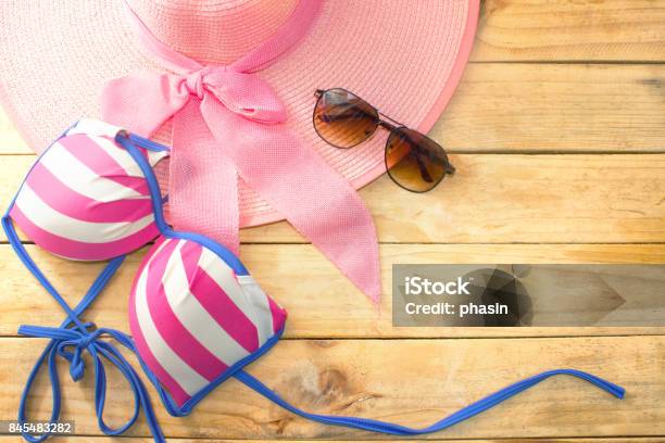 Bikini Gafas Sombrero En Madera Colores Verano Foto de stock y más banco de imágenes de A la moda